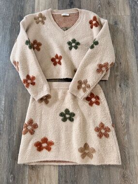 Storia Beige Floral Knit Two-Piece Skirt Set